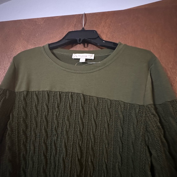 New Suzanne Betro sweater - Picture 2 of 3